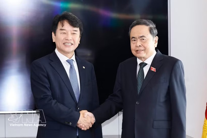 国会主席陈青敏在首尔与韩越友好议员小组主席文振硕。