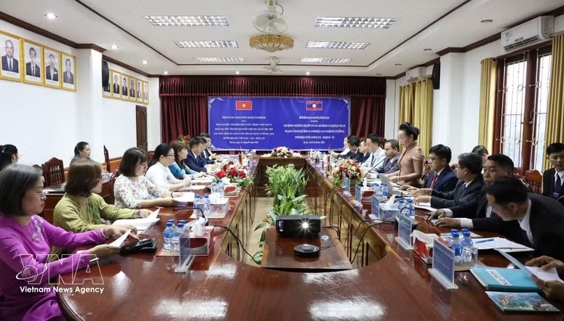 奠边省代表团与老挝波乔省的工作会谈现场。