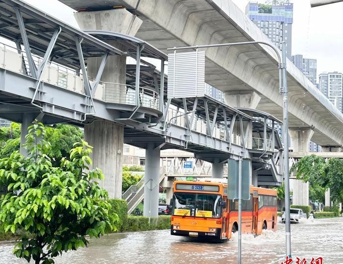 连日暴雨致曼谷市区大面积积水。李映民 摄