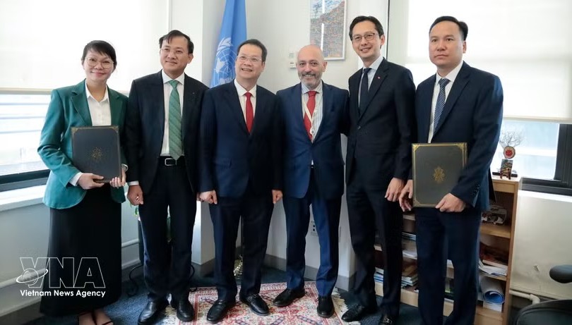 岘港市人委会主席阮孟雄（左三）在纽约与联合国开发计划署领导举行工作会谈。