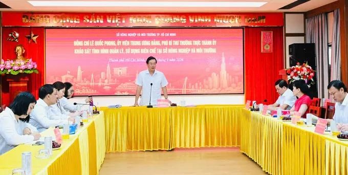 胡志明市市委常务副书记黎国峰在视察时发表指导意见。图：越勇