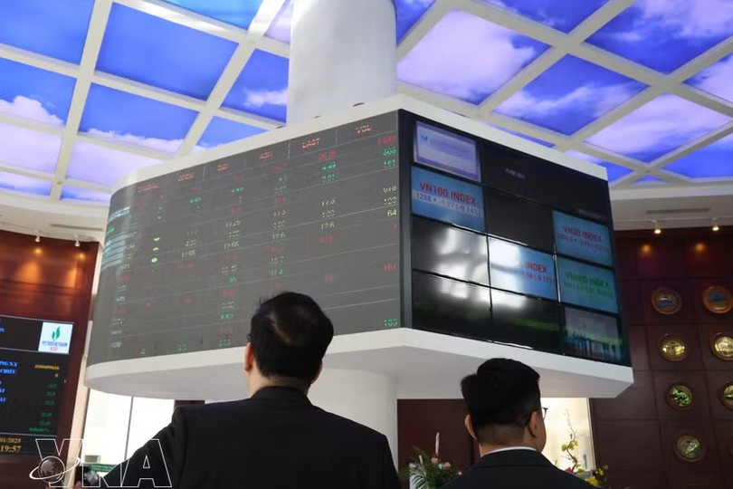 投资者在HOSE交易所盯盘。图：越通社