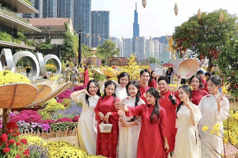  胡志明市年轻人参观阮惠花街。图：黄朝