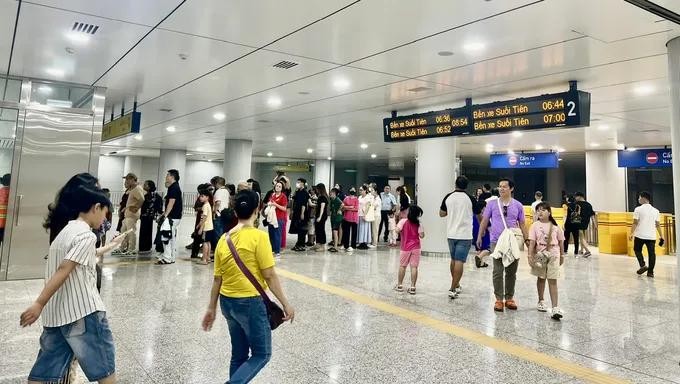 10月14日，滨城—仙泉地铁1号线增加班次服务市民缅怀烈士。图：国雄