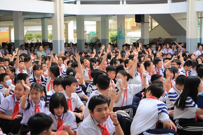 滨城坊阮攸初中学校与崛起初中学校合并后的学生。