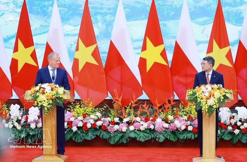 政府总理黎明兴与波兰总理唐纳德·图斯克在会谈结束后，在政府办事处共同会见记者。