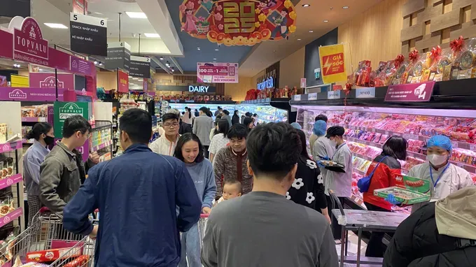 顾客在超市选购商品。资料图：福厚