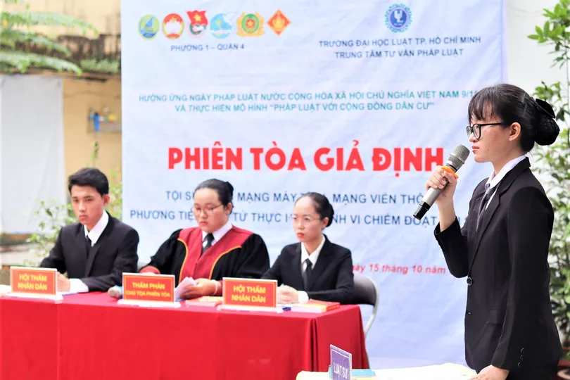 Hình - Sinh viên Trường Đại học Luật TPHCM trong một phiên tòa giả định 