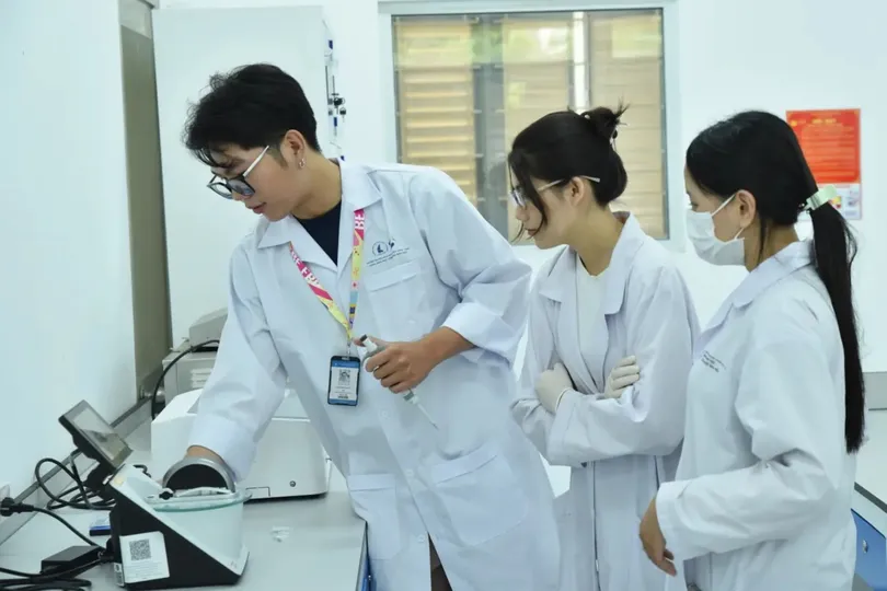 Các nhà khoa học trẻ chương trình VNU-350 của ĐHQG TPHCM làm việc tại phòng thí nghiệm Trường ĐH Khoa học Tự nhiên 