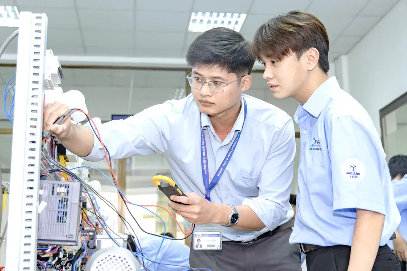 Giảng viên hướng dẫn sinh viên Khoa Điện - Điện tử Trường ĐH Công nghệ Kỹ thuật TPHCM trong giờ học thực hành