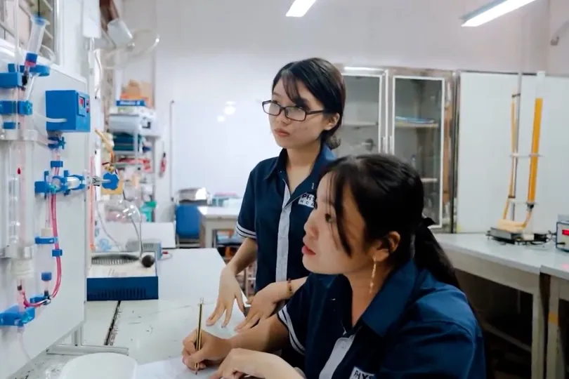 Sinh viên Trường ĐH Sư phạm TPHCM trong giờ học thực hành