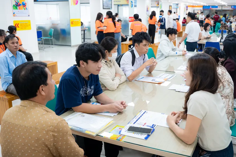 Cán bộ tuyển sinh Trường ĐH Công nghệ TPHCM tư vấn, hướng dẫn thí sinh tìm hiểu thông tin xét tuyển bổ sung của trường