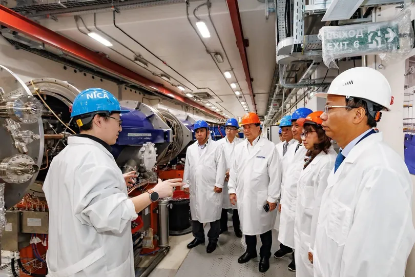 Đoàn công tác ĐHQG TPHCM tham quan Tổ hợp máy gia tốc NICA thuộc Phòng thí nghiệm Vật lý Năng lượng cao Veksler và Baldin