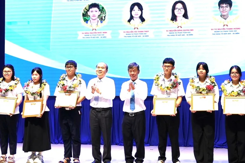 Các tân thủ khoa đạt điểm tuyệt đối được trao học bổng tại lễ khai giảng của Trường ĐH Sài Gòn - Ảnh: THANH HÙNG