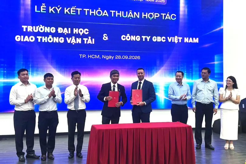 Trường ĐH Giao thông Vận tải ký kết hợp tác với Công ty GBC Việt Nam tại diễn đàn - Ảnh: THANH HÙNG