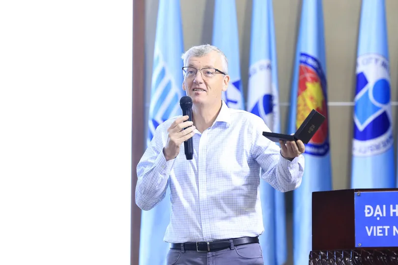 GS David MacMillan, Đại học Princeton (Hoa Kỳ), được trao Giải Nobel Hóa học năm 2021 chia sẻ hướng nghiên cứu tại chương trình