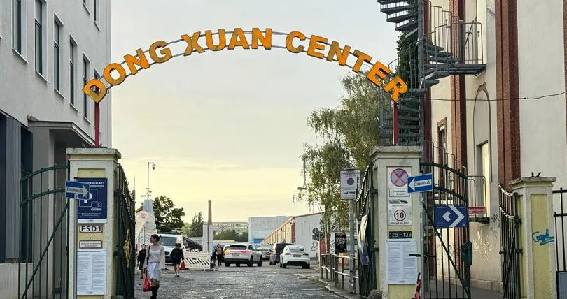 Trung tâm Thương mại Đồng Xuân của người Việt Nam tại Đức. Ảnh: DPA/ PAUL ZINKEN 