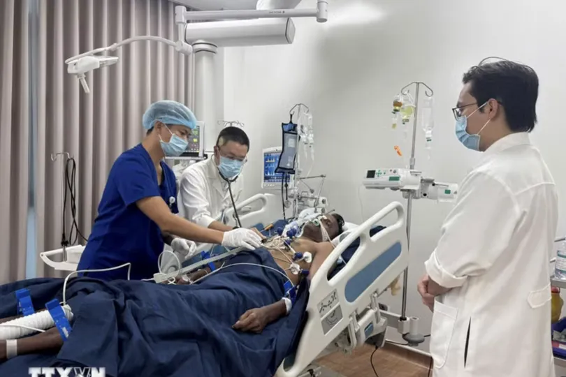 Lãnh đạo đặc khu Phú Quốc thăm hỏi nạn nhân đang chăm sóc, điều trị tại bệnh viện trên đảo Phú Quốc. Ảnh: TTXVN 