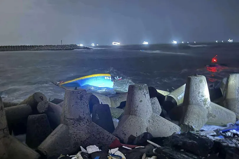 Tàu cá bị chìm ngay tại cửa cảng La Gi (Lâm Đồng) khiến một người mất tích