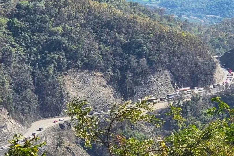 Tình trạng ách tắc giao thông xảy ra nghiêm trọng trên quốc lộ 28B nối Phan Thiết và Đà Lạt (tỉnh Lâm Đồng)