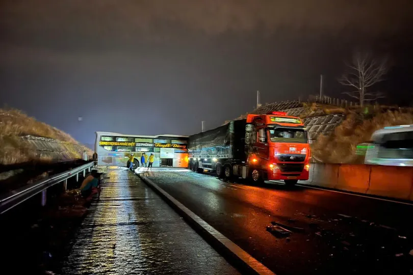 Hiện trường 1 trong 3 vụ tai nạn trên đường cao tốc Phan Thiết - Dầu Giây