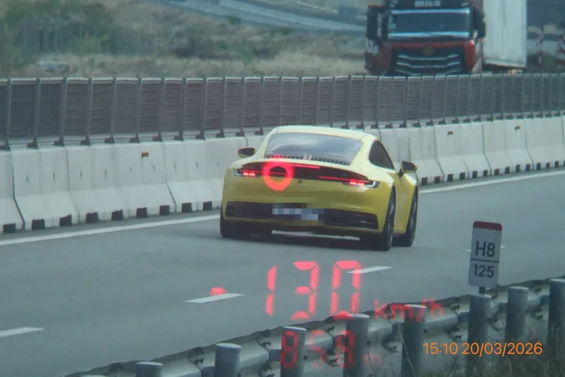 Một phương tiện chạy với tốc độ 130km/giờ trên đường cao tốc Cam Lâm - Vĩnh Hảo