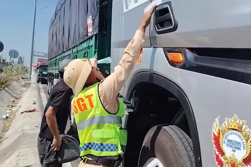 Lực lượng chức năng niêm phong chiếc xe đầu kéo sau khi phát hiện nhiều lỗi vi phạm