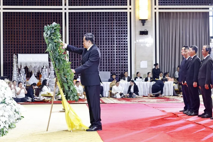 Vietnamese top legislator pays tribute to Lao NA President