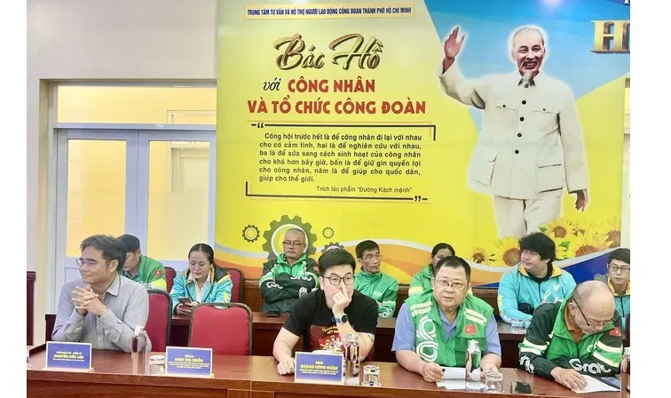 Delegates alongside drivers are attending the seminar (Photo: SGGP/Quoc Hung)