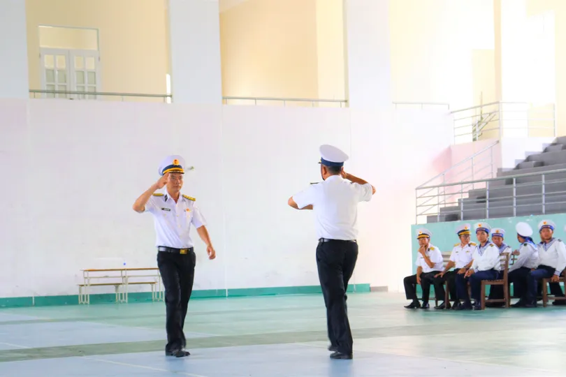 Thực hành động tác chào báo cáo trong kiểm tra điều lệnh