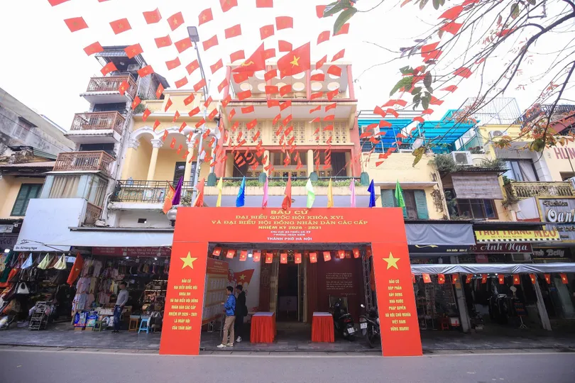 Rực rỡ cờ hoa tại những điểm bầu cử đặc biệt ở Hà Nội