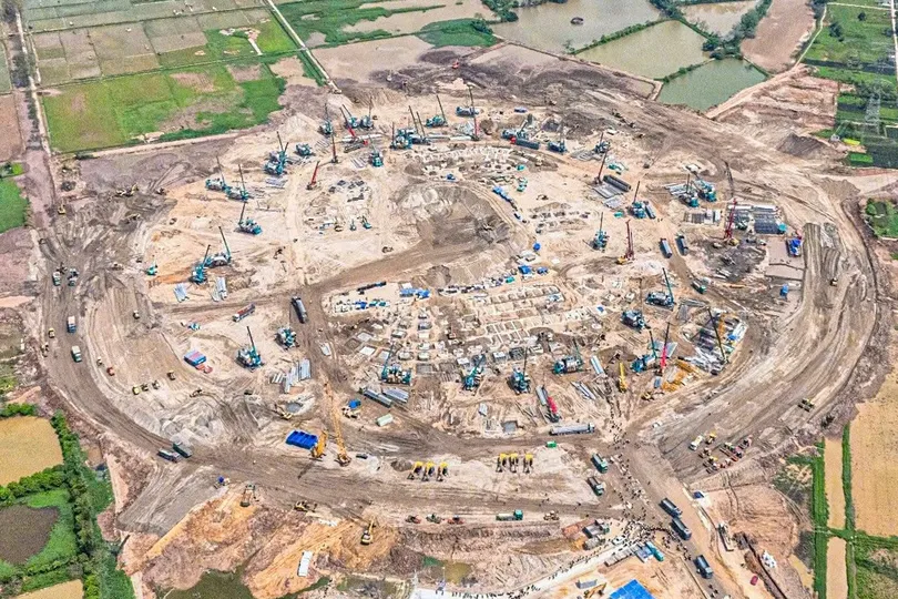 Hối hả trên đại công trường sân vận động Trống Đồng