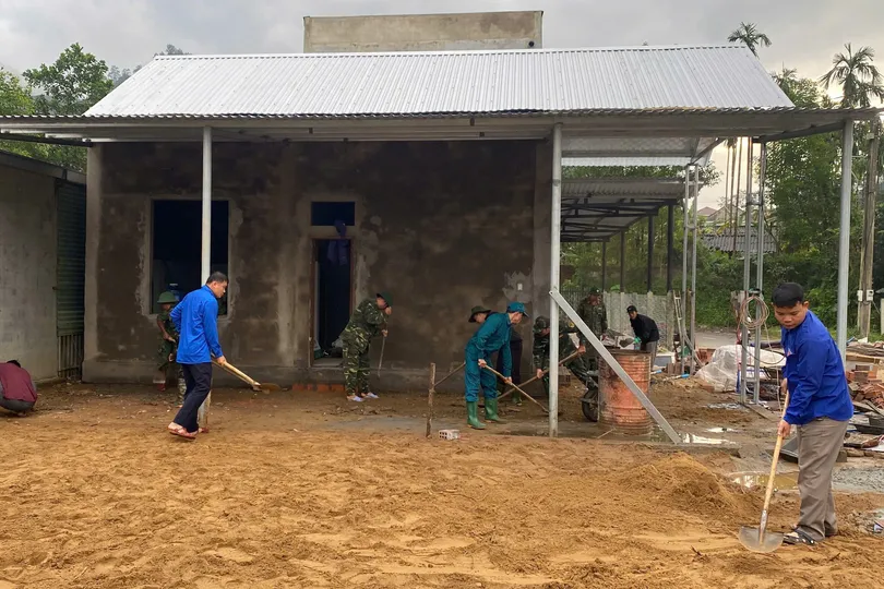 Hoàn thiện những hạng mục cuối cùng, trước khi bàn giao nhà "3 cứng" cho người dân vùng lũ ở xã Khe Tre, TP Huế