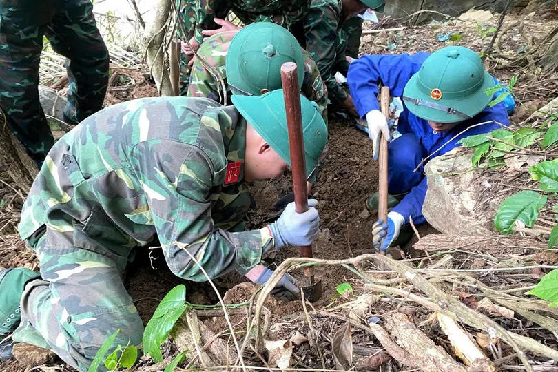 Phát hiện hài cốt liệt sĩ tại cửa hang đá