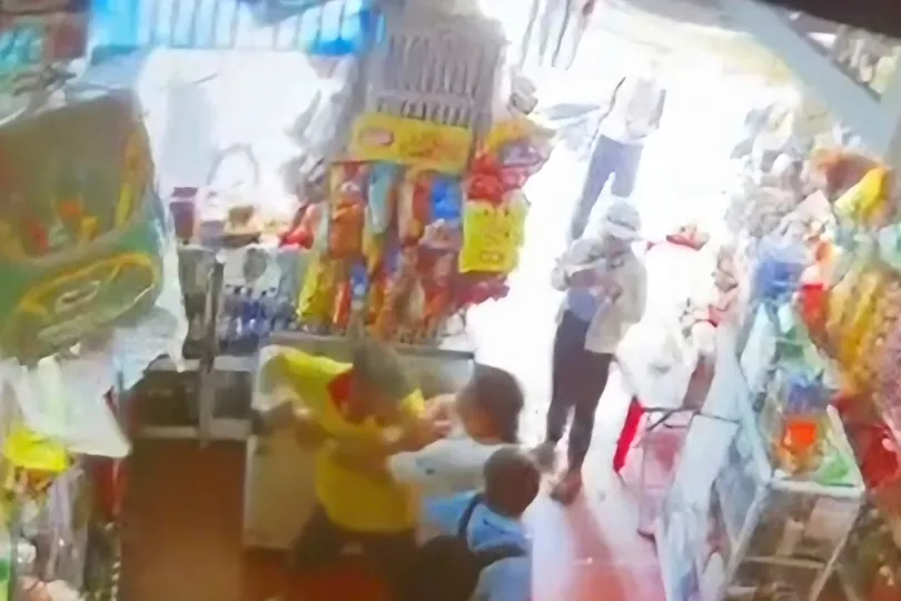Người đàn ông áo vàng đánh cháu Đ. Ảnh cắt từ clip