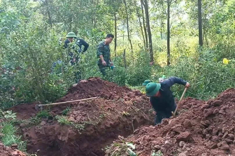 Tìm kiếm và cất bốc 2 hài cốt liệt sĩ tại bản Bãi Dinh, xã Dân Hóa, tỉnh Quảng Trị.