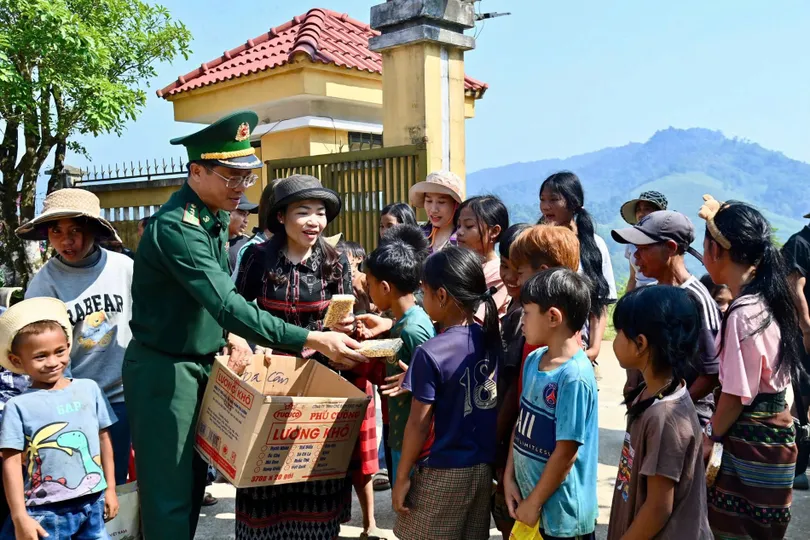 Đại tá Đặng Ngọc Hiệu, Chính ủy Bộ đội Biên phòng TP Huế tặng quà cho học sinh khu vực biên giới nước bạn Lào