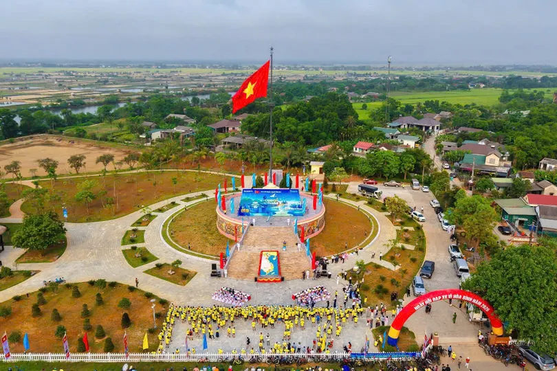 Lễ thượng cờ tại Di tích quốc gia đặc biệt Đôi bờ Hiền Lương - Bến Hải, kết hợp diễu hành phát động phong trào "Đạp xe vì hòa bình"