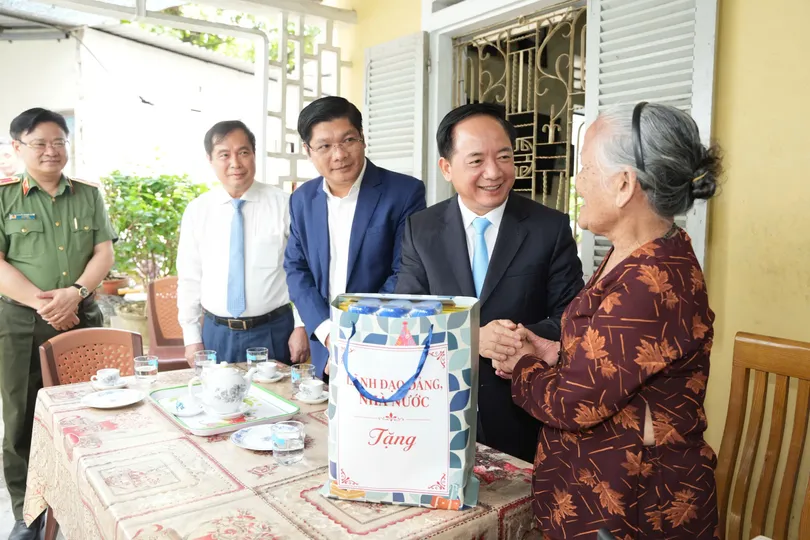 Trưởng Ban Tuyên giáo và Dân vận Trung ương Trịnh Văn Quyết đến thăm hỏi và tặng quà nguyên Ủy viên Bộ Chính trị, Bí thư Trung ương Đảng khóa IX, Trưởng ban Tư tưởng - Văn hóa Trung ương Nguyễn Khoa Điềm