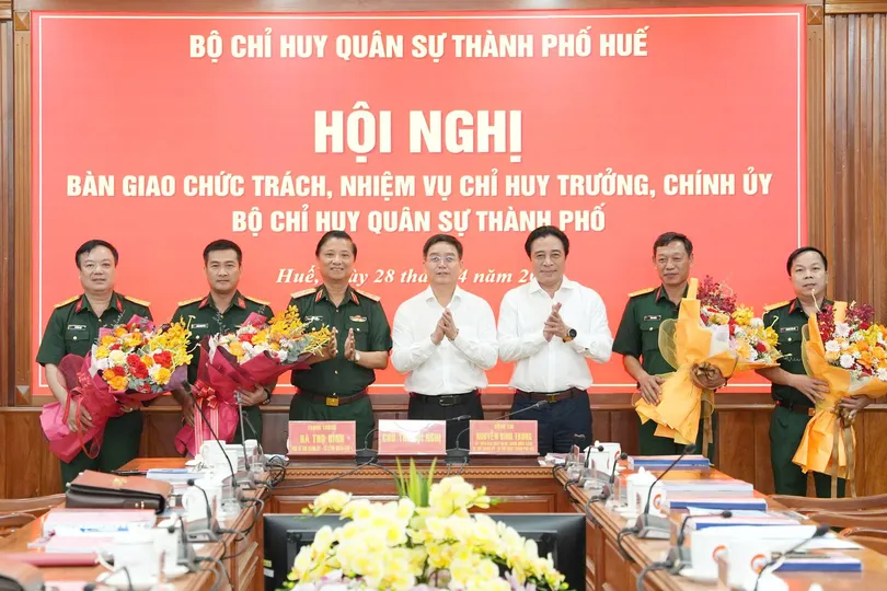 Tặng hoa chúc mừng các đồng chí được bổ nhiệm theo các quyết định của Bộ trưởng Bộ Quốc phòng