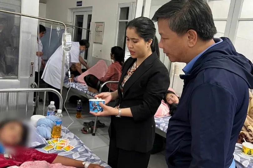 Hàng loạt học sinh ở Quảng Trị bị ngộ độc nghi do ăn bánh mì