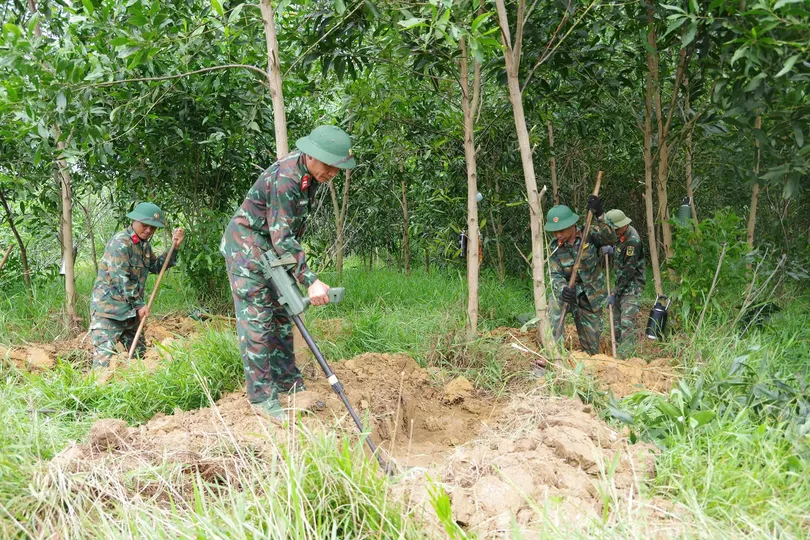 Bộ CHQS tỉnh Quảng Trị khảo sát vị trí nghi có mộ liệt sĩ tại khu vực Câu Nhi