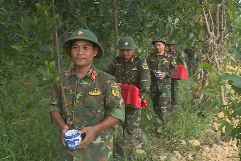 Rước 10 hài cốt liệt sĩ vừa được quy tập về quàn tại Đền thờ Liệt sĩ Trung đoàn 88, Sư đoàn 308 ở khu vực Câu Nhi
