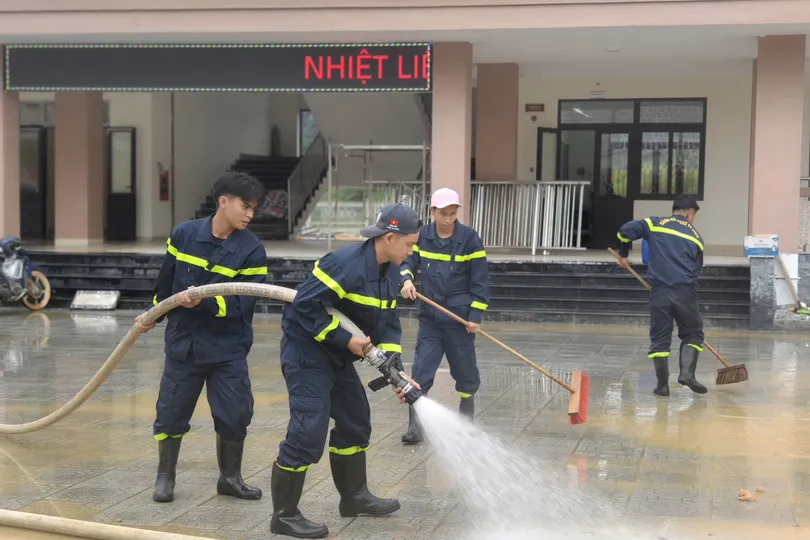 Công an TP Huế dọn dẹp trường mới xây, giúp học sinh vùng cao kịp ngày khai giảng