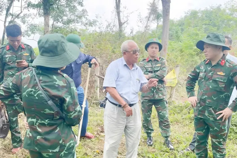 Nhân chứng đang trao đổi thông tin với Đội tìm kiếm hài cốt liệt sĩ tại Cồn Tiên