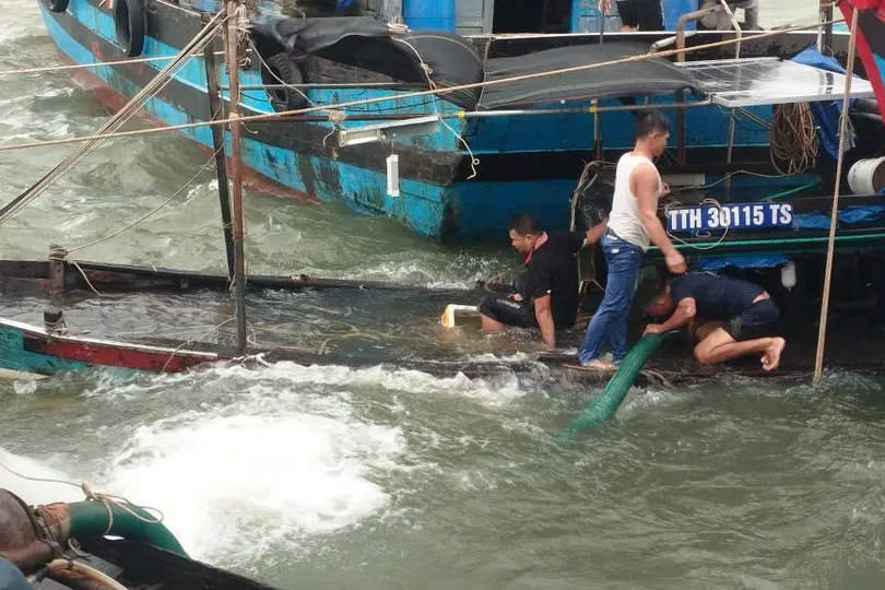 Nỗ lực ứng cứu tàu cá TTH-30115-TS bị sóng to, gió lớn đánh chìm