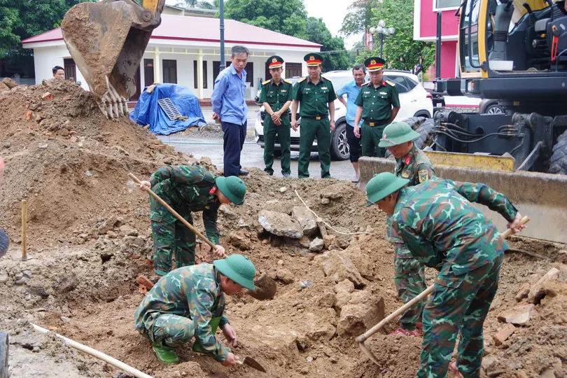 Lực lượng chức năng phát hiện 6 hài cốt liệt sĩ khi thi công công trình ở khu phố Thành Cổ