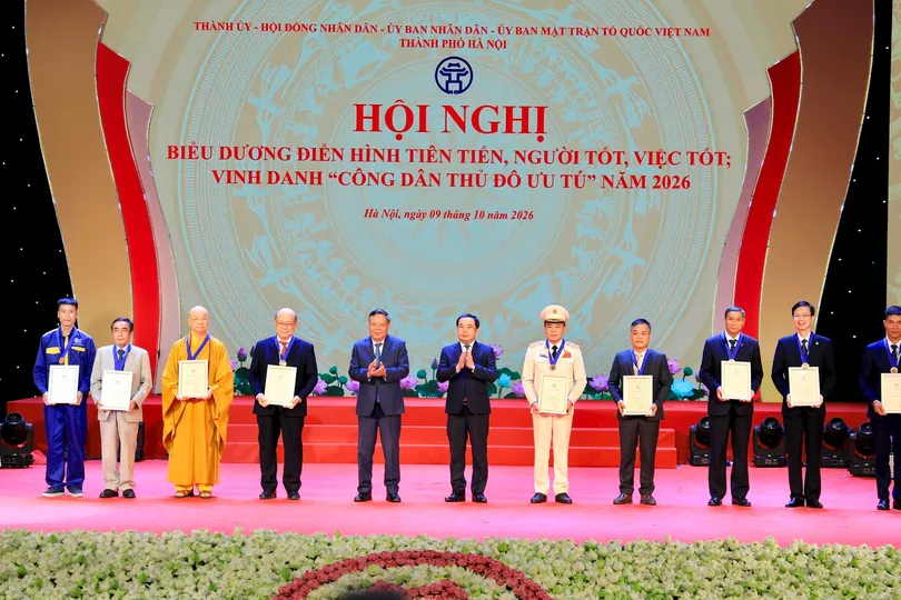 Bí thư Thành ủy Hà Nội Trần Đức Thắng trao danh hiệu “Công dân Thủ đô ưu tú'” tặng 9 cá nhân. Ảnh: THÀNH THÁI