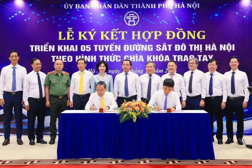 Lễ ký kết hợp đồng chìa khóa trao tay giữa Ban Quản lý Đường sắt đô thị Hà Nội và Liên danh Vinhomes – SGC. Ảnh: VIẾT THÀNH