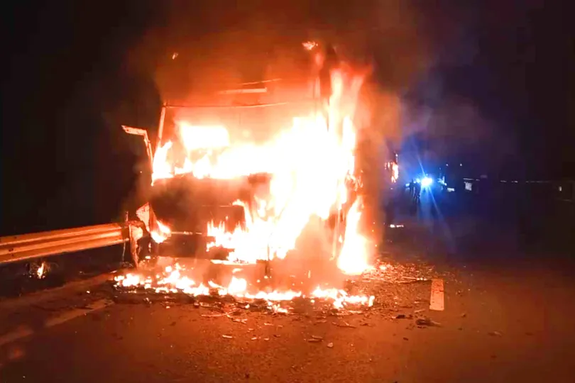 Xe khách bốc cháy dữ dội